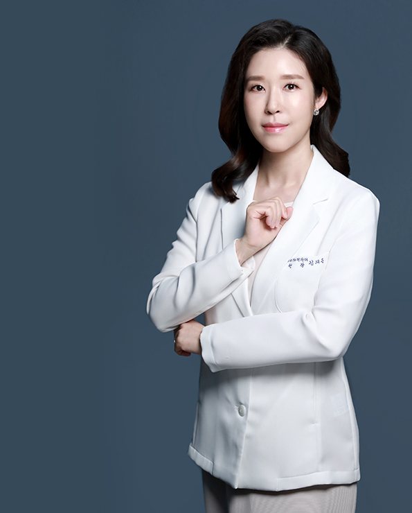 김지은 대표원장 — 남청색 바탕, 흰 가운, 손을 가슴에 올리고 팔짱(595×740)