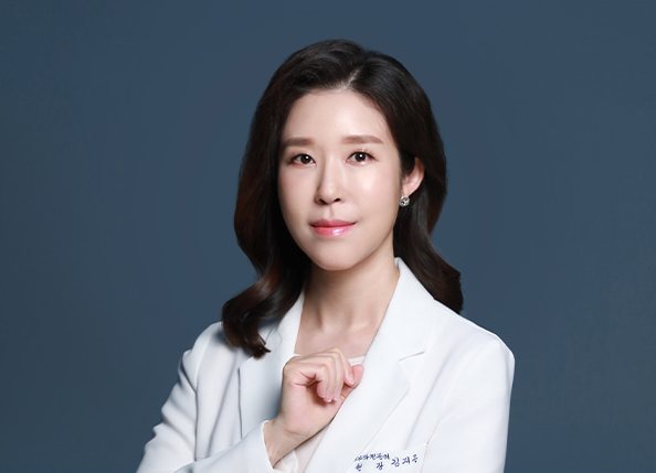 김지은 대표원장 — 남청색 바탕, 손을 가슴에 올린 상반신