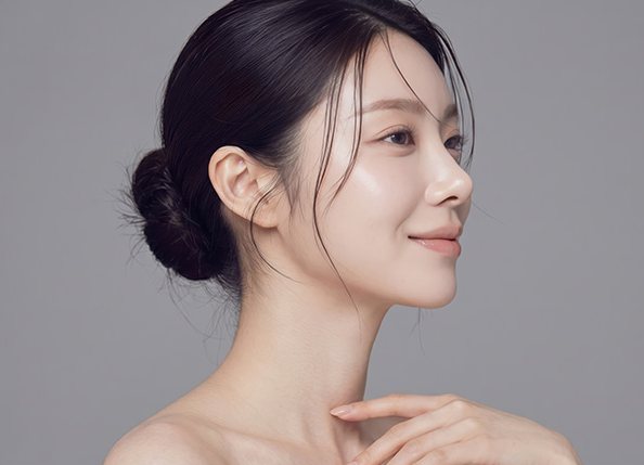 회색 바탕, 머리를 묶은 모델 옆얼굴