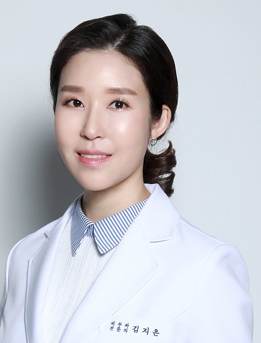 김지은 원장 — 줄무늬 셔츠 위 흰 가운 상반신
