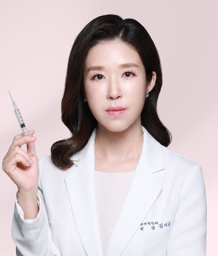 김지은 대표원장 — 주사기를 든 손, 흰 가운 상반신(연분홍 바탕)