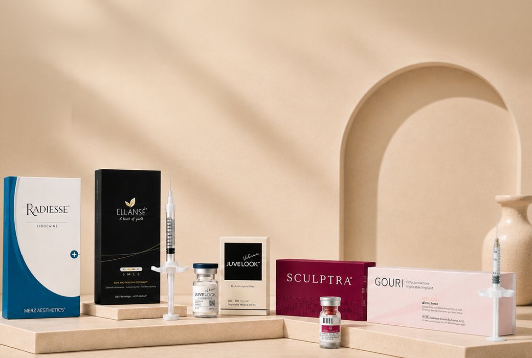볼륨 시술 제품 상자(RADIESSE·ELLANSÉ·JUVELOOK·SCULPTRA·GOURI)와 주사기